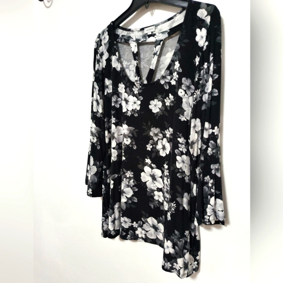 Avenue Black and White Floral Top / Size 2X - Picture 2 of 10